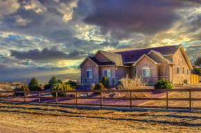 Pueblo Five Star Pikes Peak View Home with Hot Tub